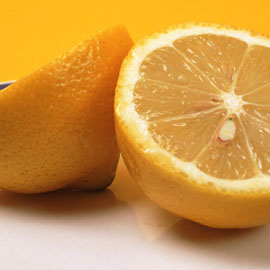用柠檬清洁微波炉